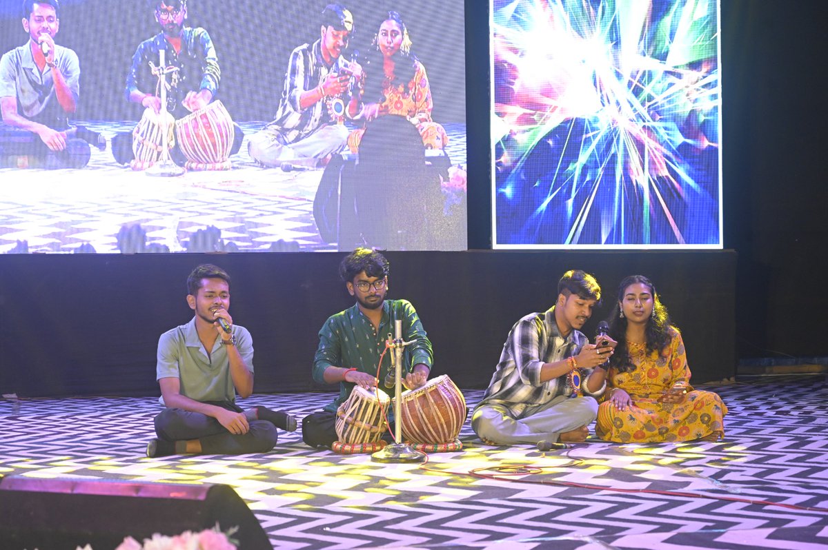 gkciet_malda's tweet image. Followed by captivating dramapresentations, bringing stories to life through exceptional acting, stage presence, and creativity.Throughout the afternoon andevening, the stage was illuminated with soulful music and song performances,showcasing a wide range of genresand vocaltalent