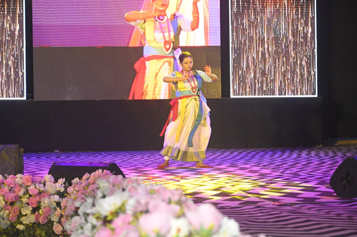 gkciet_malda's tweet image. Followed by captivating dramapresentations, bringing stories to life through exceptional acting, stage presence, and creativity.Throughout the afternoon andevening, the stage was illuminated with soulful music and song performances,showcasing a wide range of genresand vocaltalent