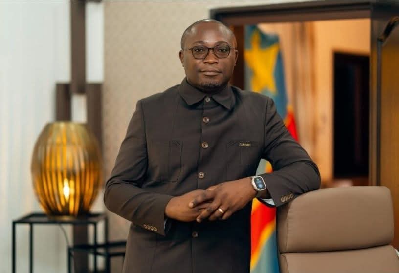 Nouveau Conseiller spécial en communication du Chef de l’État

Qui est Bienvenu Ilambo ?

Âgé de 36 ans, Bienvenu Ilambo est un administrateur civil senior et ancien élève de l’ENA-#RDC

Il est réputé pour sa rigueur, son professionnalisme et sa discrétion.

Il a intégré en 2019