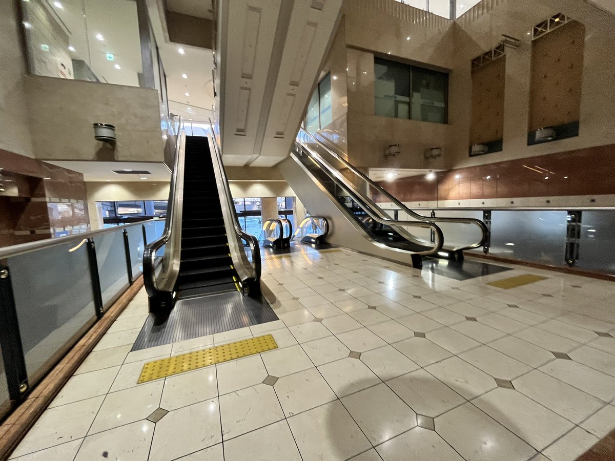 JUSCOmania's tweet image. 「個人的にバブルらしい商業施設」
・吹き抜けが無駄にデカく天窓もセット
・床や壁が大理石
・店内に噴水や水路があり水が流れている
・シースルーエレベーターがある
・吹き抜けの柵等の金属部が金メッキ加飾
・ゲーセンの一角に遊園地
・効率&amp;lt;見栄えのデザイン
(写真は全て別の施設です)