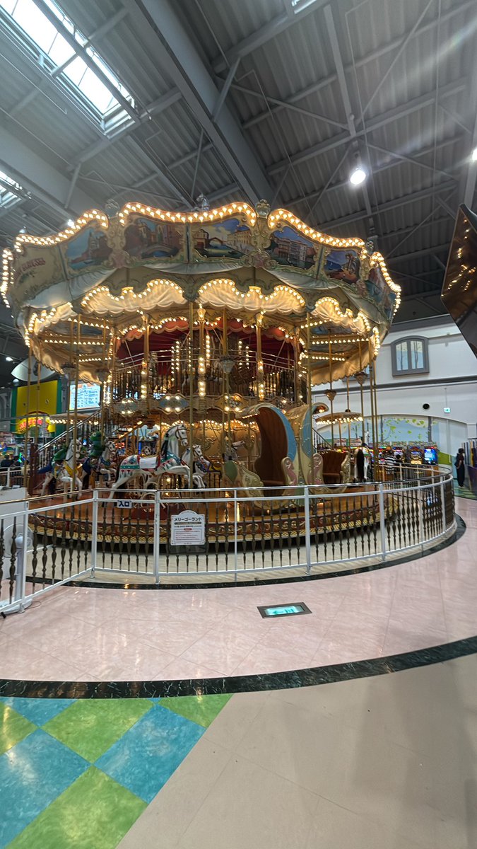 JUSCOmania's tweet image. 「個人的にバブルらしい商業施設」
・吹き抜けが無駄にデカく天窓もセット
・床や壁が大理石
・店内に噴水や水路があり水が流れている
・シースルーエレベーターがある
・吹き抜けの柵等の金属部が金メッキ加飾
・ゲーセンの一角に遊園地
・効率&amp;lt;見栄えのデザイン
(写真は全て別の施設です)