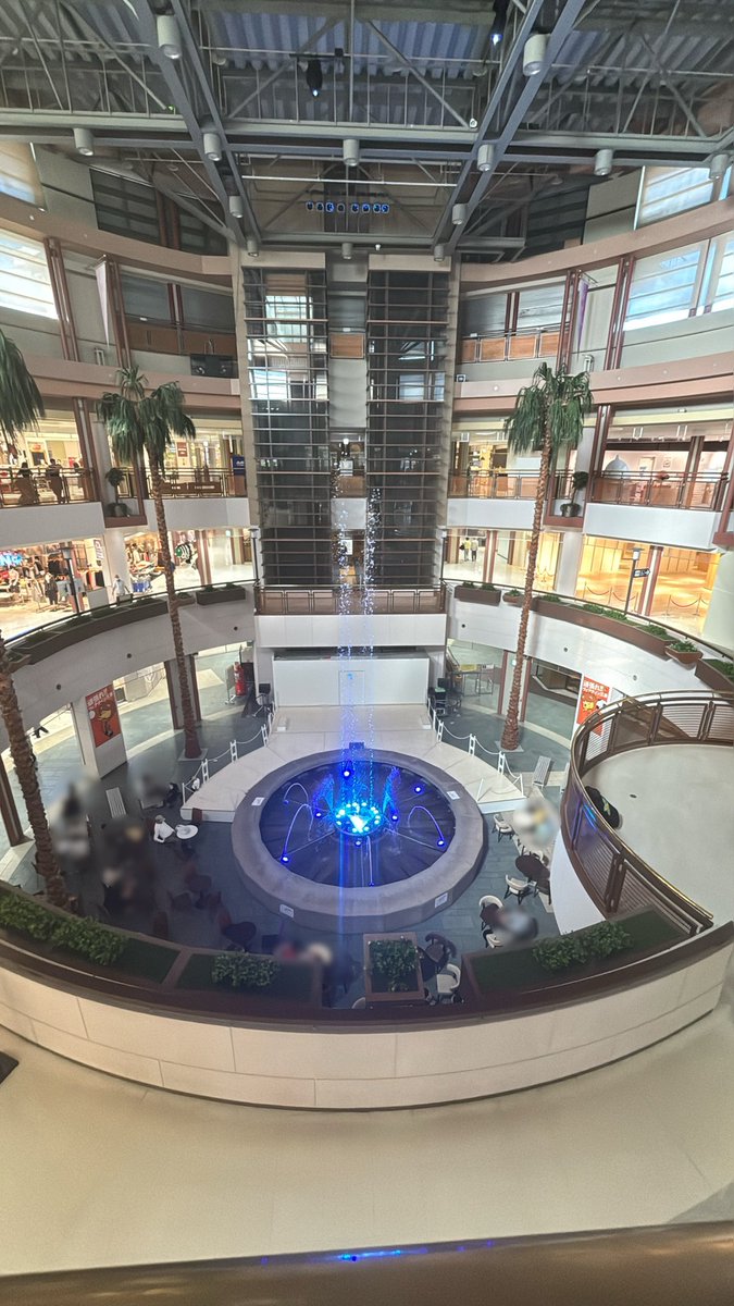 JUSCOmania's tweet image. 「個人的にバブルらしい商業施設」
・吹き抜けが無駄にデカく天窓もセット
・床や壁が大理石
・店内に噴水や水路があり水が流れている
・シースルーエレベーターがある
・吹き抜けの柵等の金属部が金メッキ加飾
・ゲーセンの一角に遊園地
・効率&amp;lt;見栄えのデザイン
(写真は全て別の施設です)