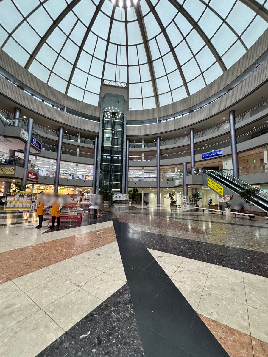 JUSCOmania's tweet image. 「個人的にバブルらしい商業施設」
・吹き抜けが無駄にデカく天窓もセット
・床や壁が大理石
・店内に噴水や水路があり水が流れている
・シースルーエレベーターがある
・吹き抜けの柵等の金属部が金メッキ加飾
・ゲーセンの一角に遊園地
・効率&amp;lt;見栄えのデザイン
(写真は全て別の施設です)