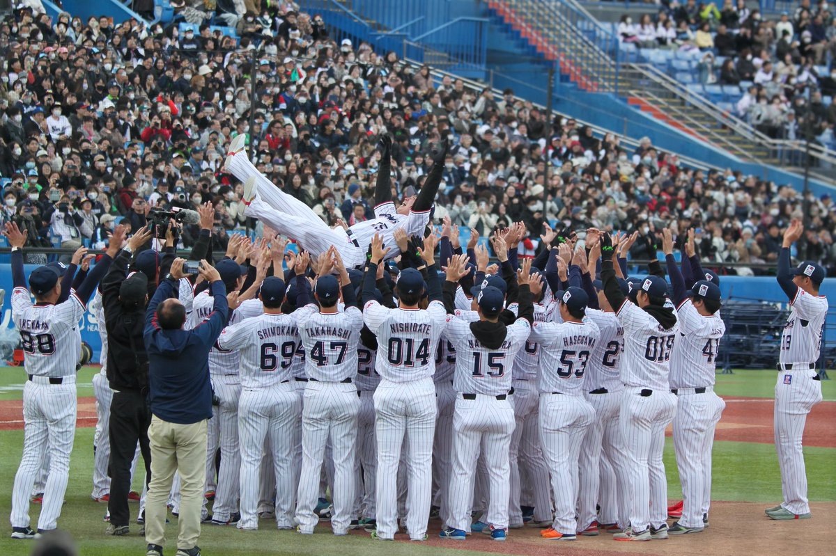 swallows__yu's tweet photo. ファン感楽しかった🫶🏻
村上くんの胴上げ、感謝の気持ちでいっぱいになって涙腺やばかった…胴上げ後の村上くんがみんなに見せた笑顔も大好き🥹
最後、神宮を後にする姿見たら寂しくなっちゃった🥲
少しでも力になれるように、村上くんがこれから進む道もずっと応援しています🤝🏻 https://t.co/fy1kQDTHpM