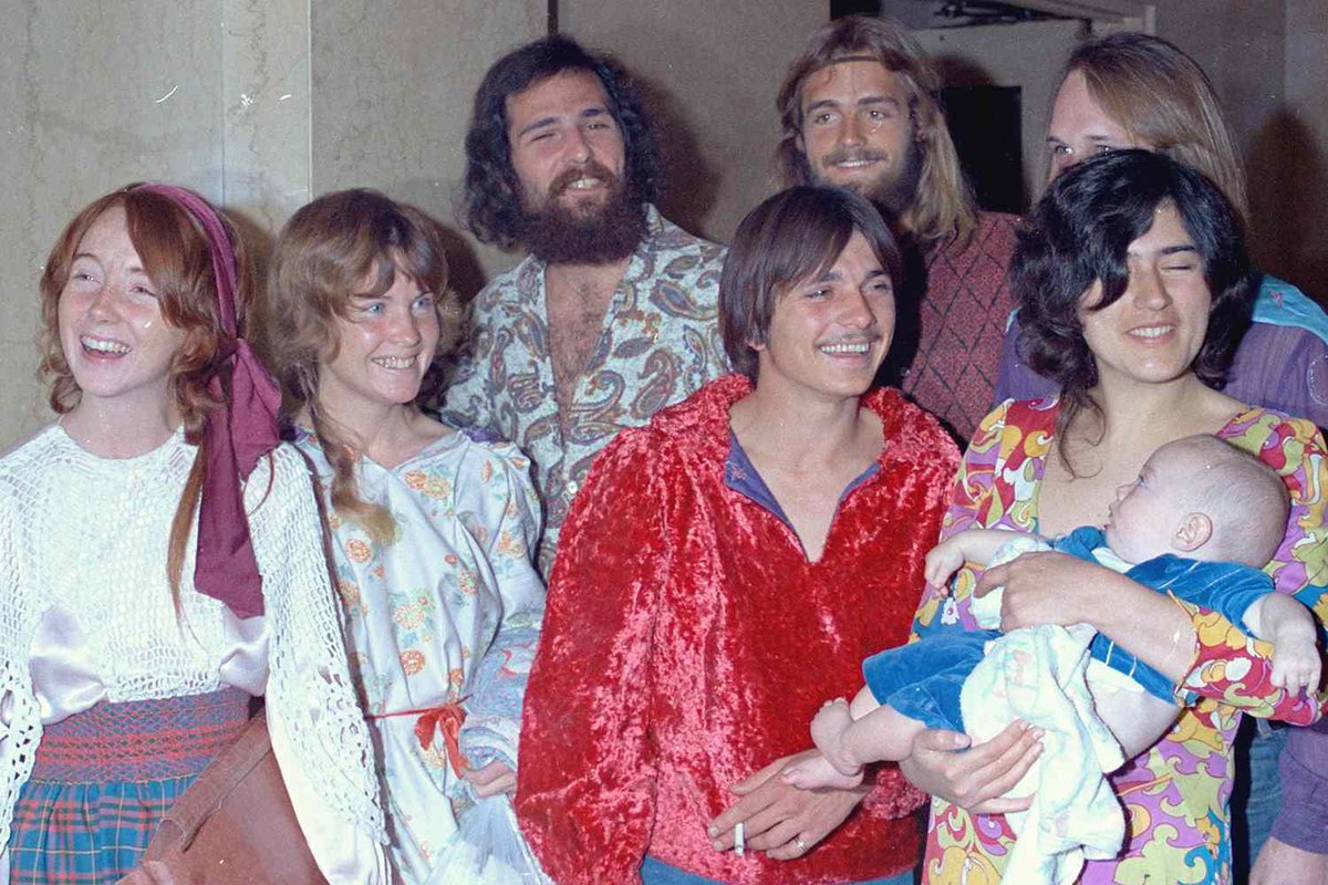 phd_stranameme's tweet image. Vi sembrano i volti di una famiglia infelice???