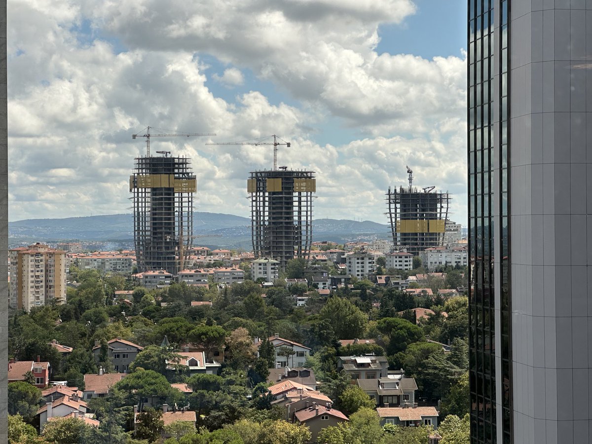 tlgablc's tweet image. etiler polis meslek okulu yerine inşa edilen yer burası. ekrem imamoğlu ruhsatını iptal etti sonra rakibi olan çevre bakanı tarafından yeni ruhsat verildi. silueti bozacağı bilinen bir kent suçu. bugün bir işçi iş cinayetinde hayatını kaybetmiş