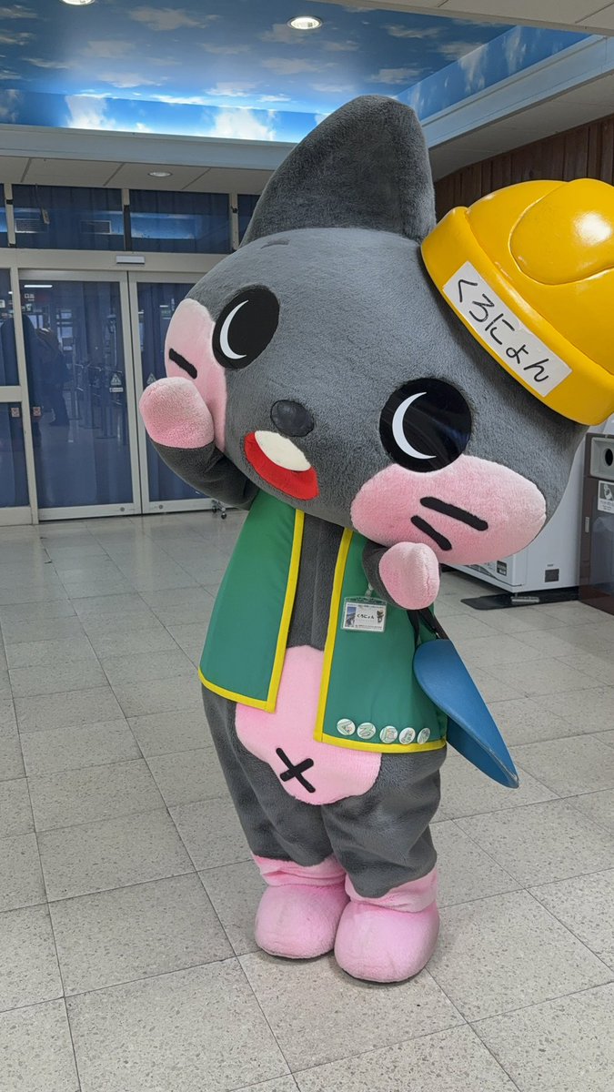 panzaki9's tweet image. 今日のくろにょん🐾も安定の可愛さ🩷
扇沢駅でお散歩&amp;amp;お出迎えにゃ

扇沢駅でかわいいポスターを発見💡

#くろにょん　#黒部ダム　#扇沢駅