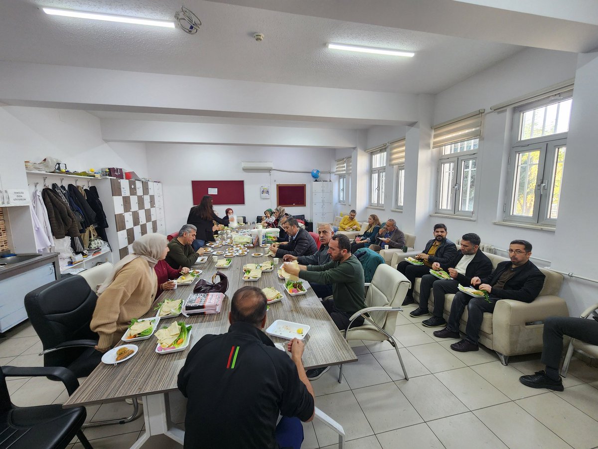 24 Kasım Öğretmenler Gününde Okul İdaremizden Okulumuz Öğretmenlerine... 
<a href="/Kayahansubasi/">Kayahan Subaşı</a> <a href="/Haydar_Korkmaz0/">Haydar Korkmaz</a> 
<a href="/sadoglu_salih/">Salih Sadoğlu</a>