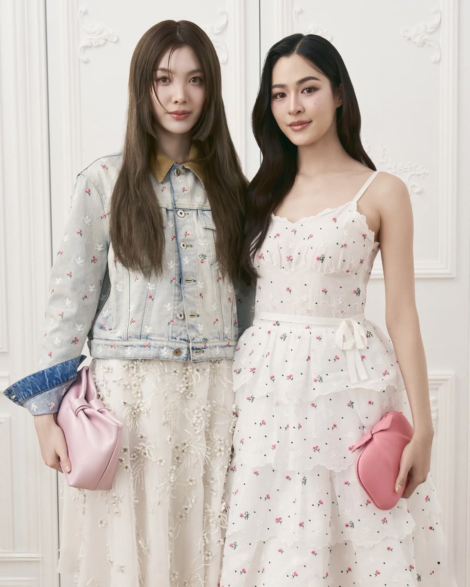 #BAZAARReports Dior ประกาศเเต่งตั้ง #LingOrm เเละ #Ormkornnaphat สองนักเเสดงชาวไทยขึ้นเป็นแบรนด์เเอมบาสเดอร์คนล่าสุดของเมซง โดยทั้งสองคนถือได้ว่าเป็นสองศิลปินรุ่นใหม่มากความสามารถ ที่ได้มีการร่วมงานกับดิออร์ในโอกาสสำคัญต่างๆ อาทิ

#DIOR
#BAZAARThailand