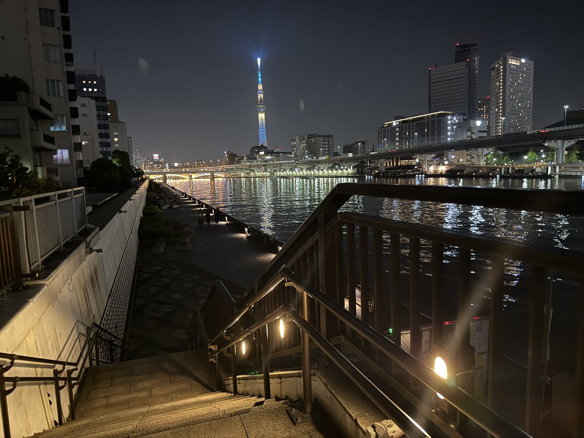 aptasakusabashi's tweet photo. いや、マジでほんとにそう。

タワマン高層階の眺望が最高・最強なのは当たり前なんだけど、そういうのが買えない予算帯の人に浅草橋〜蔵前の板マン買っていただいて脱賃貸するのはめっちゃオススメ。

この夜景が徒歩圏内で、日常遣いできるんですよ？
普通に良くないですか？ https://t.co/liUQaJoHBg
