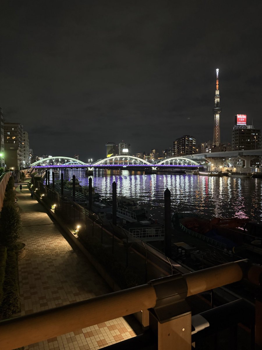 aptasakusabashi's tweet photo. いや、マジでほんとにそう。

タワマン高層階の眺望が最高・最強なのは当たり前なんだけど、そういうのが買えない予算帯の人に浅草橋〜蔵前の板マン買っていただいて脱賃貸するのはめっちゃオススメ。

この夜景が徒歩圏内で、日常遣いできるんですよ？
普通に良くないですか？ https://t.co/liUQaJoHBg