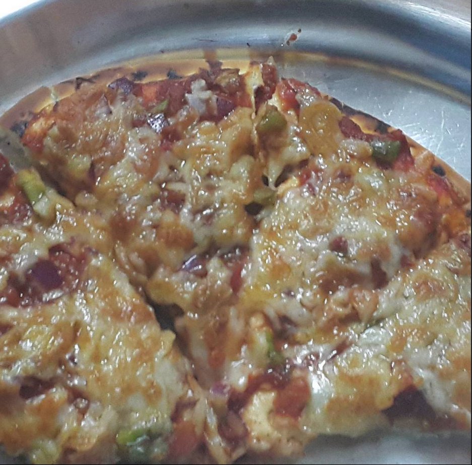 Withinusevil's tweet image. i remember that time when my family traveled and i was left alone at home , so i decided to make my own pizza at home and this was my first pizza i ever cooked
it tasted really delicious from my first try

i didnt read any cooking recipe , i made it based on my own personal taste