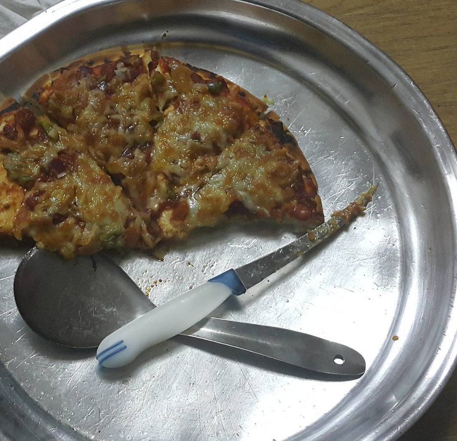 Withinusevil's tweet image. i remember that time when my family traveled and i was left alone at home , so i decided to make my own pizza at home and this was my first pizza i ever cooked
it tasted really delicious from my first try

i didnt read any cooking recipe , i made it based on my own personal taste
