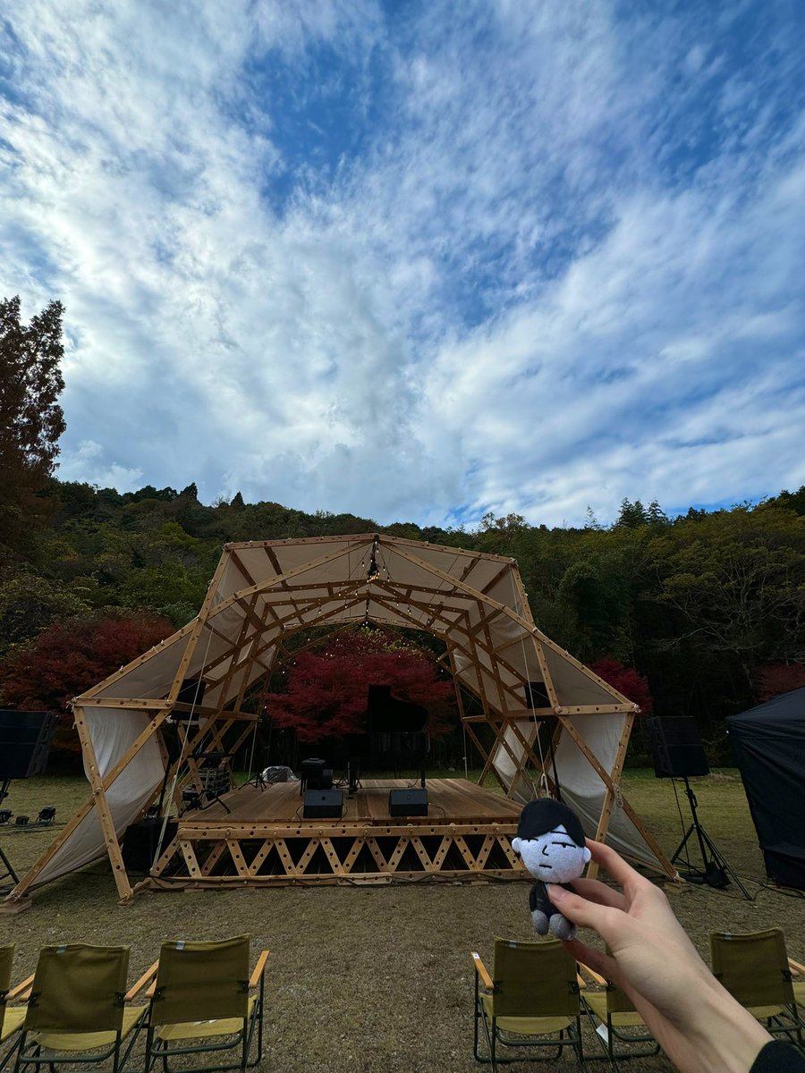 すごいステージ🍁
ここ2週間くらい、数日前まで雨予報で雨天中止を覚悟していたから本当に良かった👏
すみません、図々しいかもしれませんが雲もちょっと控えめにしていただけますか？
あと森の中ということもあって夜めちゃめちゃ冷える(5℃くらい)みたいです。
来られる方は防寒してきてください🙏