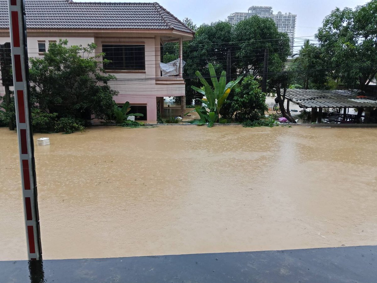 heythatwasmine's tweet image. ช่วยกระจายข่าวหน่อยค่า😭 ตอนนี้คุณพ่อเราติดอยู่ที่ The Eight Condo แถวเขต8ค่ะ ชั้น1คอนโดเป็นพื้นยกสูงอยู่แล้วแต่ตอนนี้น้ำขึ้นมาจะชั้น2แล้วค่ะ คุณพ่อแจ้งว่าในตึกรวมถึงตึกฝั่งตรงข้ามมีทั้งคนแก่และเด็ก รวมแล้วประมาณ40คน ขาดน้ำ อาหารและไฟฟ้าค่ะ🥹🥹 

#น้ำท่วมหาดใหญ่