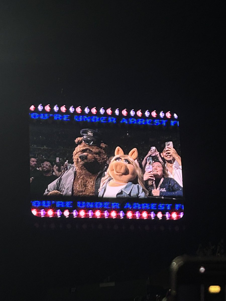 Sabrina Carpenter just arrested Ms. Piggy