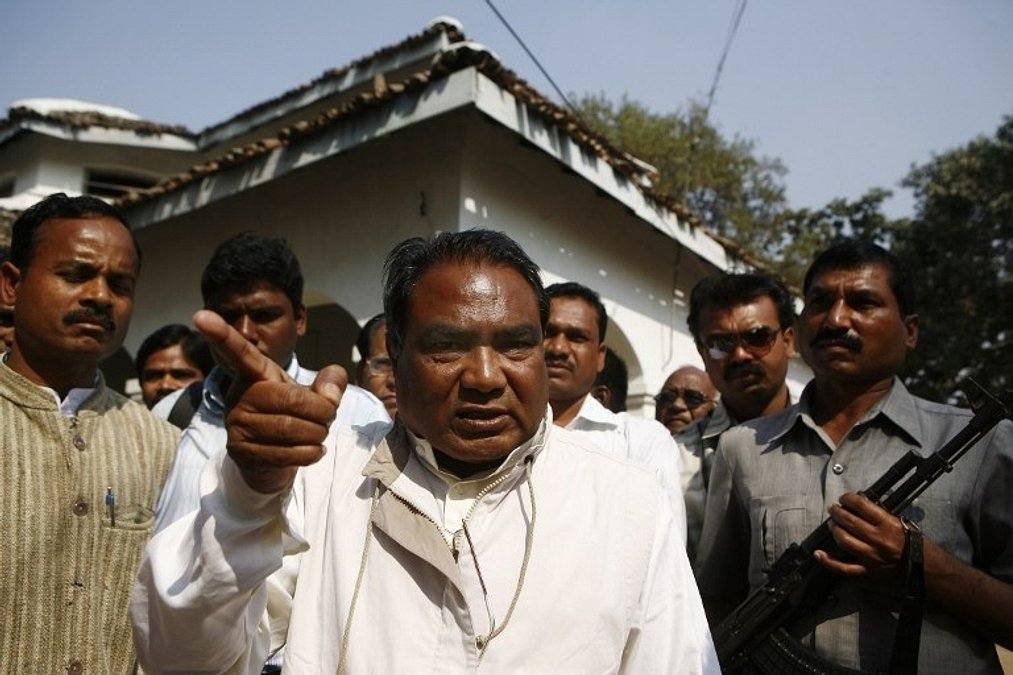 KDRposts's tweet image. ఆమె నవ్వుతూ అడిగింది: &quot;నీ చివరి కోరిక ఏంటి?&quot;ఆయన మౌనంగా ఉండిపోయారు... ఆయన చేతులు వెనక్కి కట్టేసి ఉన్నాయి.

ఒక మహిళ ఆయన వీపున కాల్చింది .
మరొక మహిళ కర్రతో కాలు విరిచేసింది.
ఇంకో మహిళ పదునైన ఆయుధంతో పొడిచింది.
చివరికి రాయితో తల పగలగొట్టారు.

ఆ దారుణ హత్యకు నాయకత్వం వహించింది…