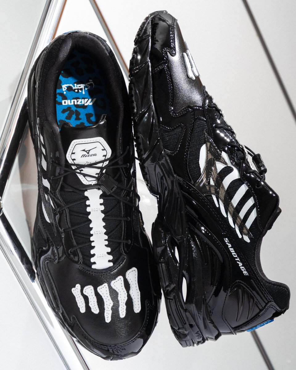 KicksLab_jp's tweet image. 【 New Arrivals l 新入荷 】MIZUNO l “WAVE RIDER 10 × SBTG” Black/Black/White l Available in Online Store. #KICKSLAB #キックスラボ

商品ページはこちら▼
kickslab.com/products/d1gd2…