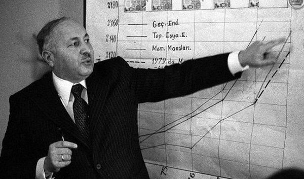 Gelecek nesillerin kalbine ahlâk, adalet ve sevgi tohumları ekerek çocuklarımızın gönüllerini imar, zihinlerini ıslah etme gayretinde olan tüm öğretmenlerimizin 24 Kasım Öğretmenler Günü’nü tebrik ediyorum.