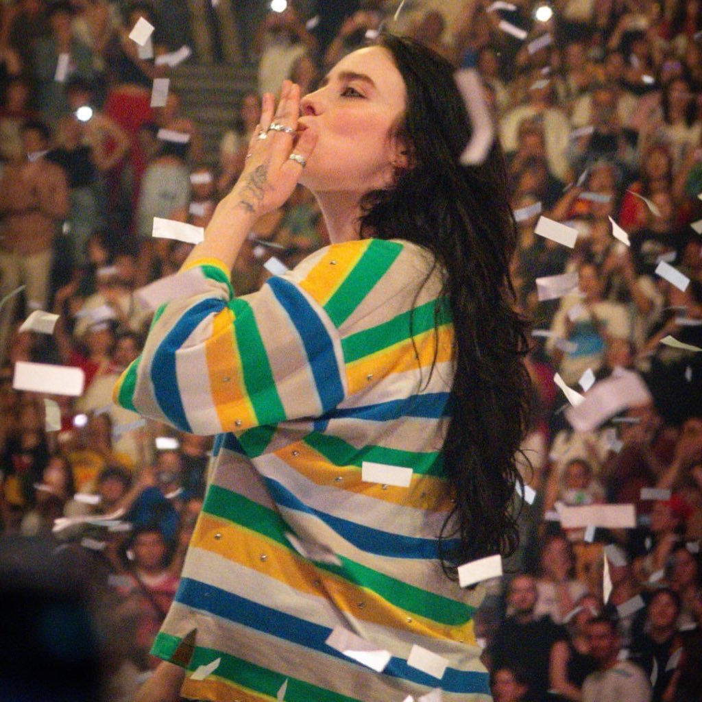 BillieEilishBR's tweet image. 🚨 Com 106 shows, Billie Eilish acaba de finalizar a “HIT ME HARD AND SOFT: THE TOUR”.