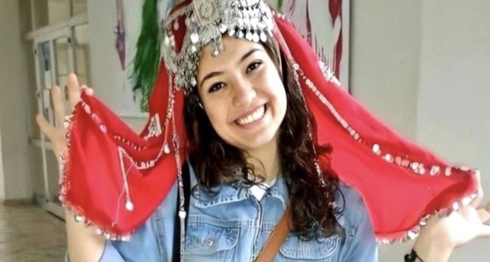 Şehit öğretmen Aybüke yi ve pkk nın katlettiği diğer 382 öğretmeni unutmadık;onların katillerini affetmeye çalışan her türlü takla atan sşyasetçileri de bu millet yüzyıllarca unutmasın öğretmenler günü kutlu olsun