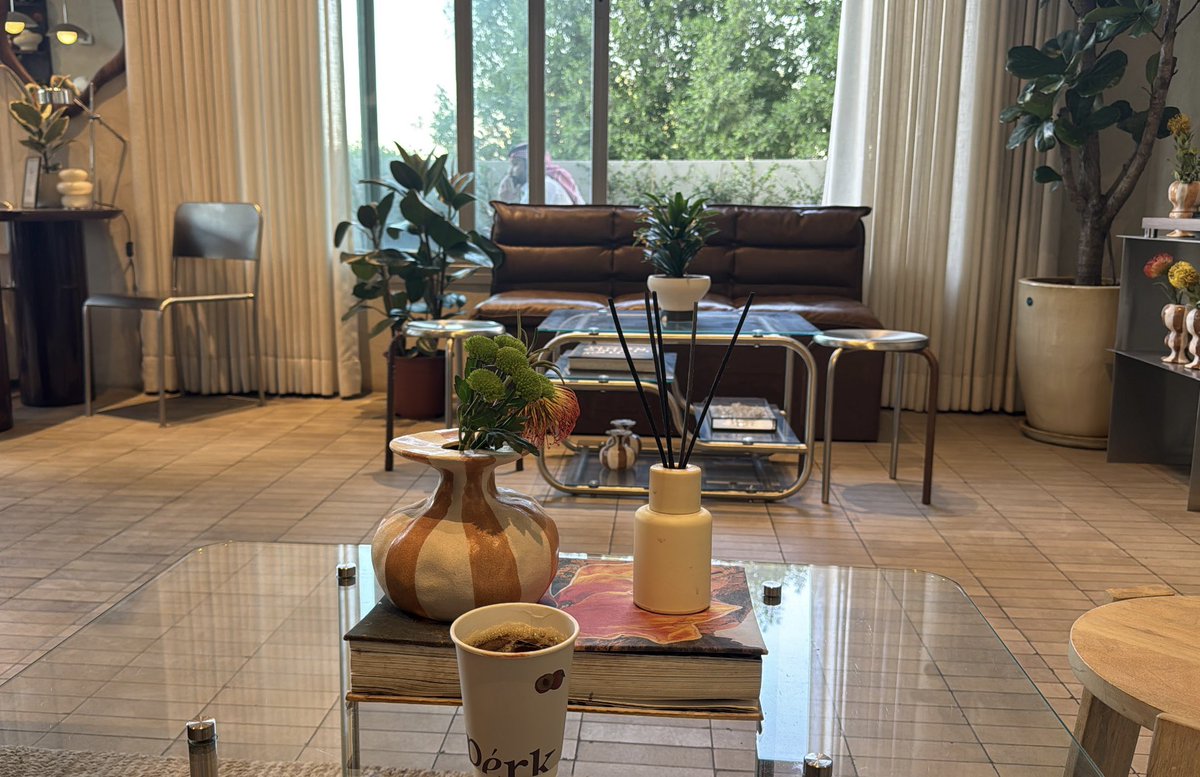 "جعل شمس الشّروق اللي تبدد أمنيات الشمع
 على ظلما محابيس القلوب يجي لها ميله"