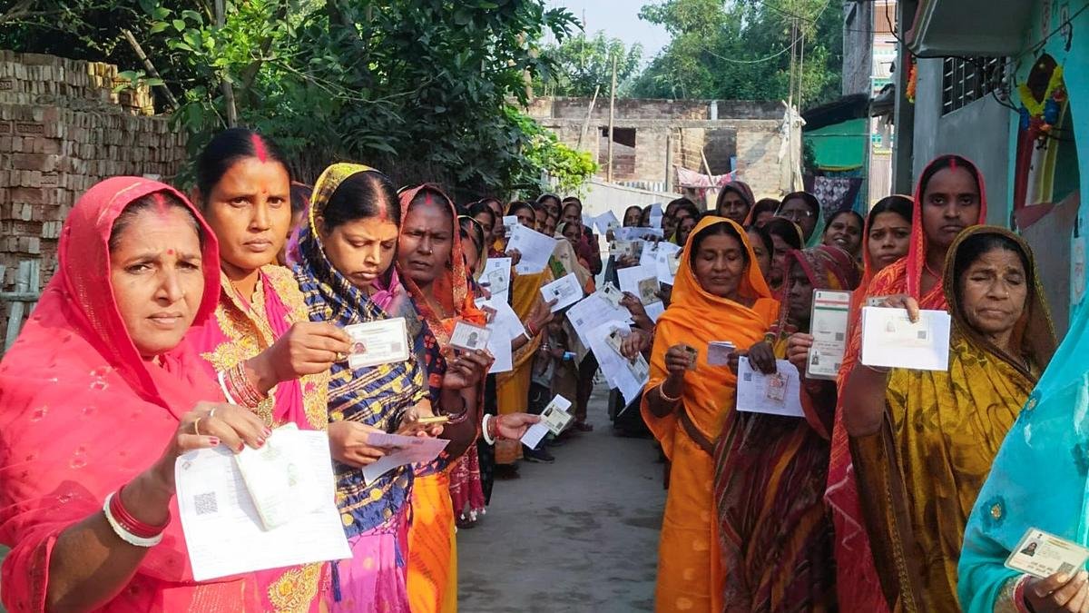 pranita073's tweet image. Despite fewer voter registrations, women in Bihar turned out strong in the Assembly elections—highlighting the shifting gender dynamics in the electoral arena. #WomenVoters #Bihar2025 #ElectionTrend #GenderPower #DemocracyInIndia