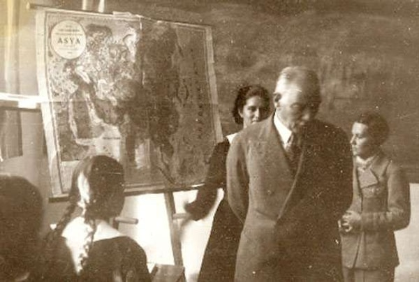 lordsinov's tweet photo. Başöğretmen Atatürk'ün 1933 yılında lise bitirme sınavlarında öğrencilere sorduğu sorular:  

- Türklerin bütün dünyaya medeniyet yaydıkları sahalar nerelerdir? 
- Türkiye'nin kuruluşundaki esaslar nelerdir? 
- Hilafet ve saltanatın kaldırılmasındaki sebepler nelerdir? 
- İnkılaplar nelerdir? 
- Türkiye'de şehirlerin trafiğe müsait bir hale getirilmesi için ne yapmak lazımdır? 
- Tarım, memleketin nerelerinde yoğunlaştırılmalıdır? 
- Orta Anadolu'ya neden önem verilmektedir? 
- Devletçilik ve devlet sosyalizmi nedir? 
- İspanya'ya geçen ilk Arap ordusu kaç kişiydi? Nerede karaya çıktılar? Hangi istikamete ilerlediler? 
- Sevr Anlaşması ile Lozan Anlaşması arasında ne gibi farklar bulunmaktadır? 
- Ege mıntıkası iklimiyle Akdeniz mıntıkası iklimi arasında ne gibi farklar vardır? 
- Türkiye'de ve Almanya'da cumhurbaşkanı seçimi nasıl yapılır? 
- Mısır, Eti ve Sümer medeniyetlerinden hangisi daha eskidir? 
- Bakanların sorumlulukları nelerdir? 
- Mondros Ateşkes Anlaşmasını kimler imzalamıştır? 
- İstiklal Harbi'ne hangi ateşkes nihayet vermiştir, bizim orada temsilcimiz kimdi? 
- Bizansla Türklerin ilk teması ne zaman olmuştur? 
- Hindistan medeniyeti kimler tarafından kurulmuştur?