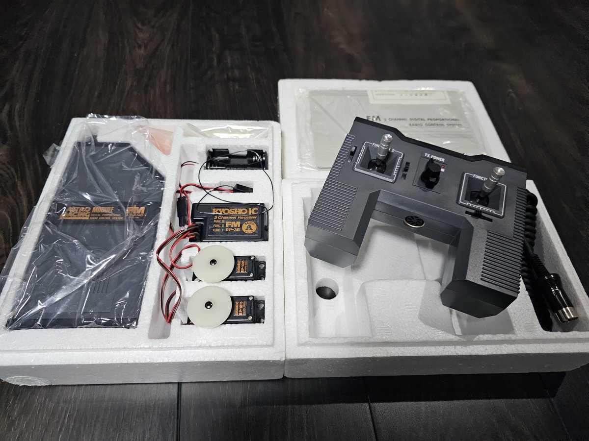 我が家の中でも一番希少なのではないかと思われるプロポが京商アストロ