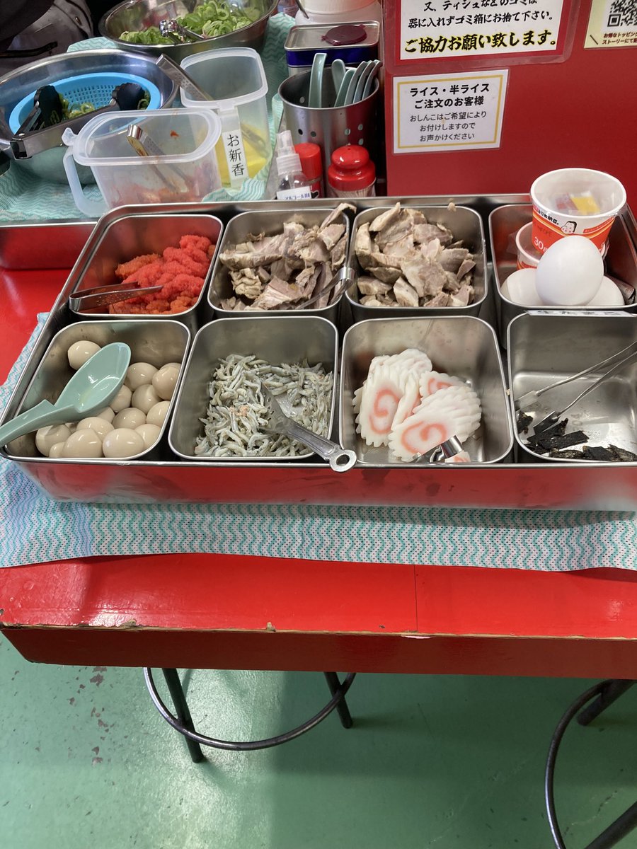 最近お気に入りのラーショ🍜
朝ラーは、バイキング形式でトッピングもライスもラーメン頼んだらいくらでも食べられる神システム🐷
なんとお値段ワンコインです😍