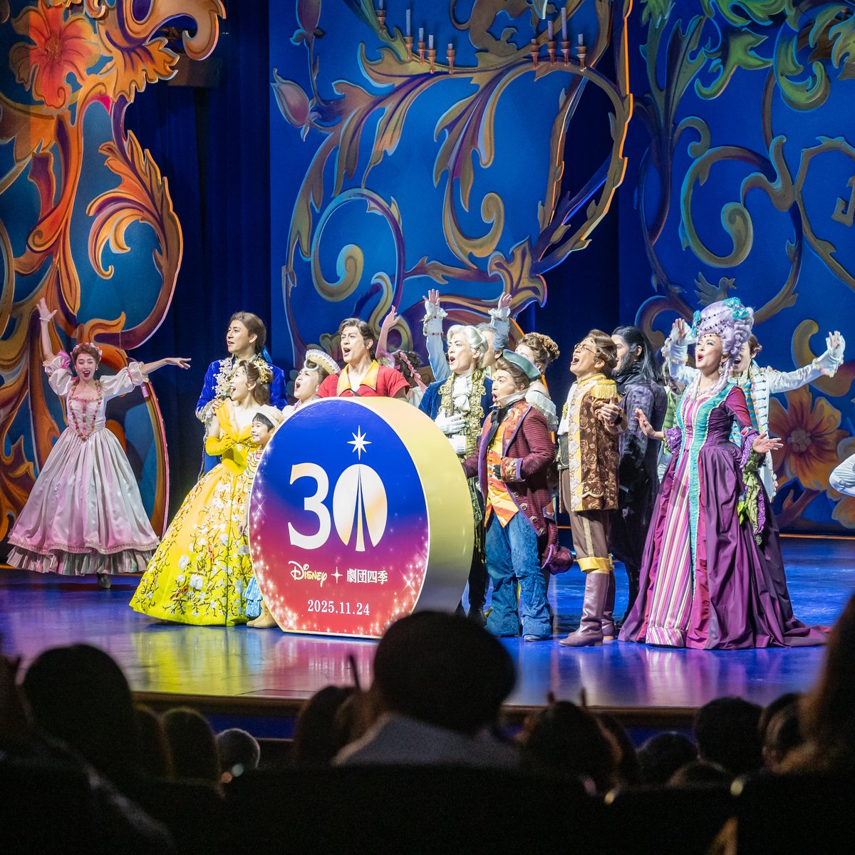 DtimesDrama's tweet image. 日本上演30周年達成！
#劇団四季 ディズニーミュージカル『 #美女と野獣 』
本日11月24日、特別カーテンコールを実施
舞台上に「30 Disney✕劇団四季 2025.11.24」の看板が登場！
詳細→dtimes.jp/post-1074435/