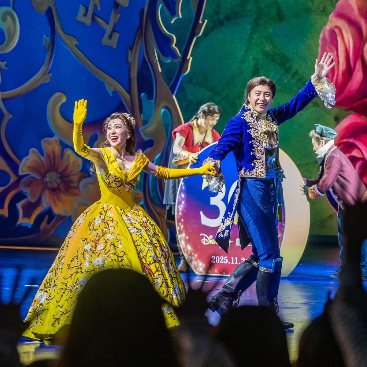 DtimesDrama's tweet image. 日本上演30周年達成！
#劇団四季 ディズニーミュージカル『 #美女と野獣 』
本日11月24日、特別カーテンコールを実施
舞台上に「30 Disney✕劇団四季 2025.11.24」の看板が登場！
詳細→dtimes.jp/post-1074435/