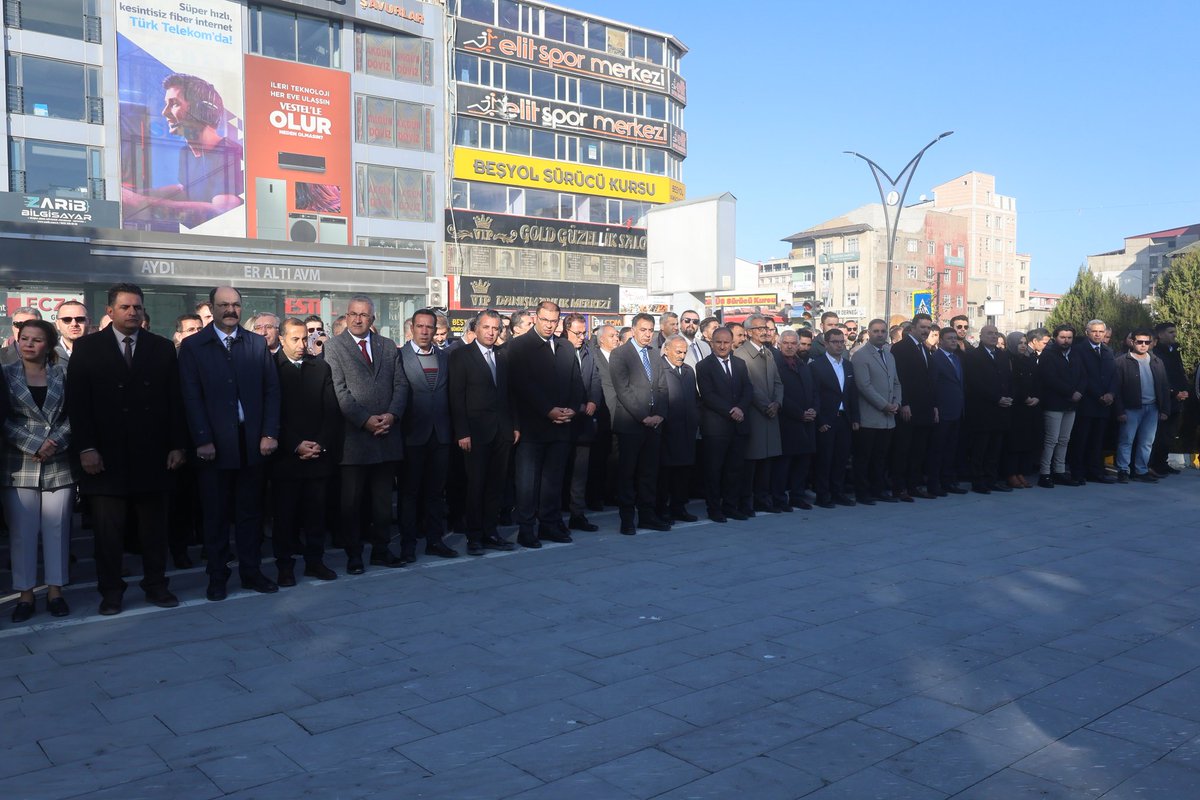 24 Kasım Öğretmenler Günü’nde Çelenk Sunma Töreni Gerçekleştirildi

24 Kasım Öğretmenler Günü dolayısıyla İl Millî Eğitim Müdürümüz Sn. Mehmet Nurettin Aras, Valilik önündeki Atatürk Anıtı’na çelenk sundu.

Tören, saygı duruşu ve İstiklal Marşı’nın okunmasının ardından sona erdi.