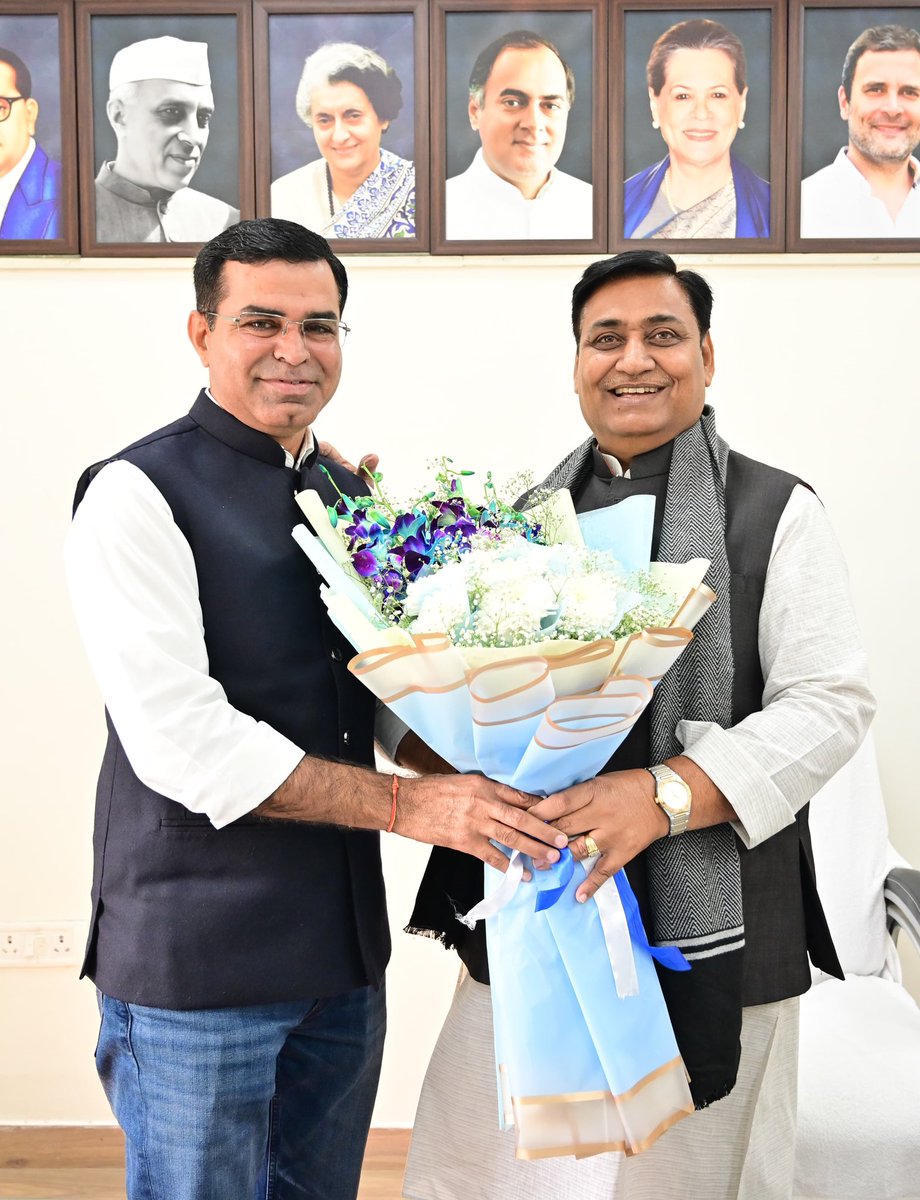 GovindDotasra's tweet photo. बीकानेर देहात जिला कांग्रेस कमेटी के नवनियुक्त अध्यक्ष बिशनाराम सियाग जी ने आज पीसीसी में मुलाकात कर अपने नव दायित्व के लिए शीर्ष नेतृत्व के प्रति आभार व्यक्त किया।

मुझे पूर्ण विश्वास है कि आपके नेतृत्व में बीकानेर देहात में कांग्रेस का जनाधार और अधिक मजबूत होगा और कांग्रेस अध्यक्ष @kharge जी और नेता विपक्ष @RahulGandhi जी के न्याय संकल्प को मजबूती देने में अहम भूमिका निभाएगा।