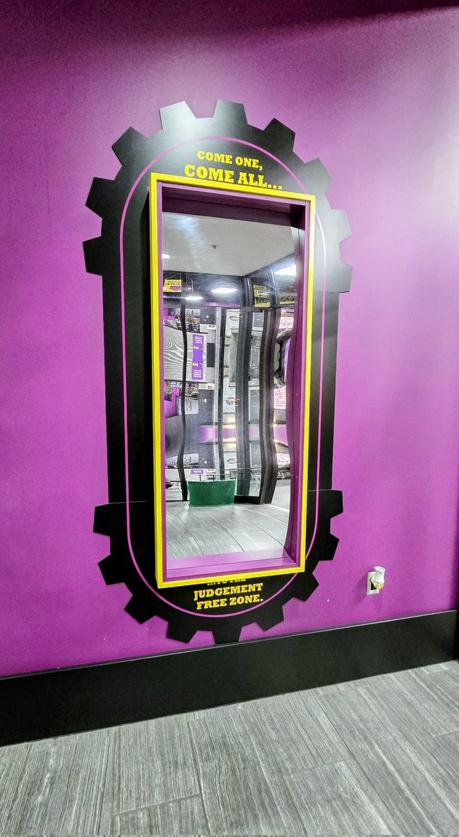 stupidtrashboy's tweet image. I don&apos;t know if a gym is really the place for a fun house mirror