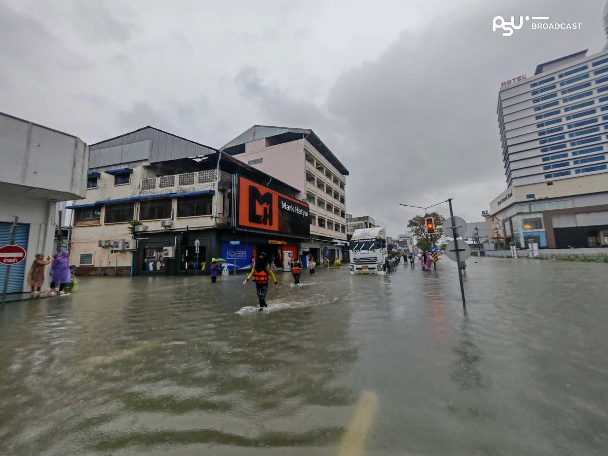 joe_black317's tweet image. อัพเดต #น้ำท่วมหาดใหญ่

#สถานการณ์น้ำ เวลา 13:00 น. แยกไดอาน่าเข้าไปทางอุโมงค์ศรีภูฯ น้ำท่วมระดับอก เจ้าหน้าที่แจ้งว่าน้ำเชี่ยวมาก ส่วนหน้าโรงแรมออเรียลทอล ครัวปะ- หยัด สูงระดับต้นขา 

พื้นที่ระดับน้ำจุดนี้มาจากพื้นที่คลองเตยและคลอง 30 เมตร ก่อนจะไหลไปยังพื้นที่คลองแห…