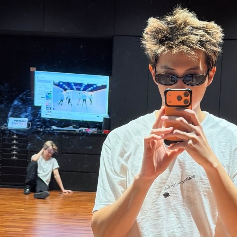 agustdreads's tweet image. IF NAMJOON STILL USED A SAMSUNG WE WON&apos;T BE HAVING A HARD TIME IDENTIFYING IF THE PEOPLE IN THE MIRROR IS YOONGI GODFUCKINGDAMMIT