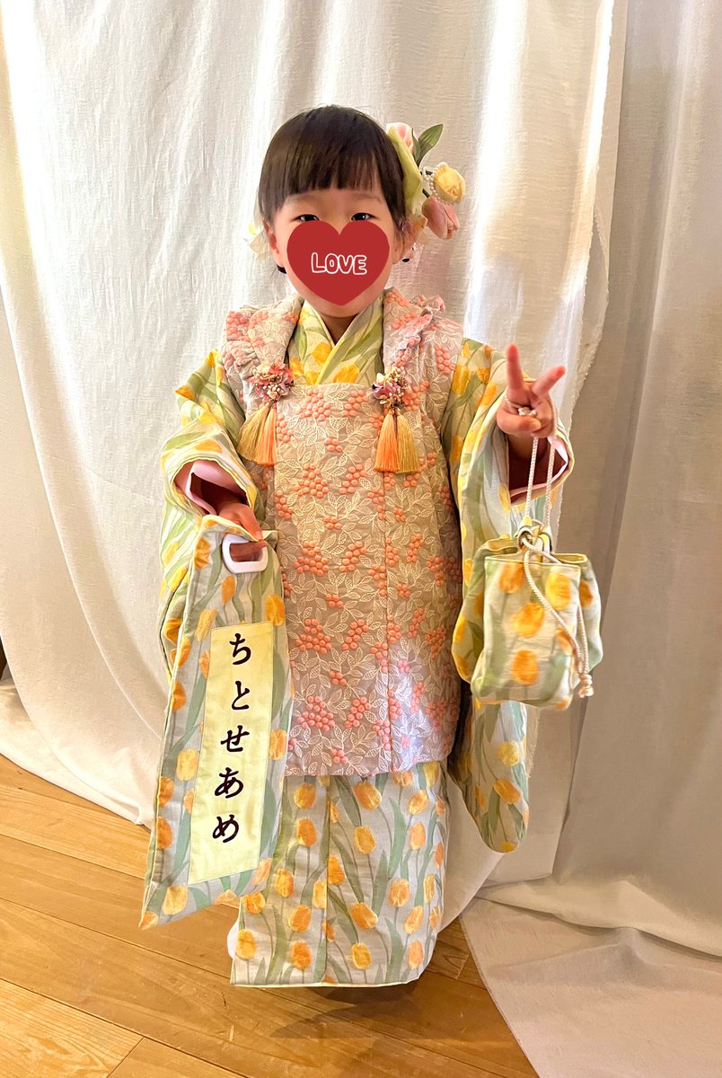 naobobundee's tweet photo. インスタで見かけた素敵な貸衣装屋さんの着物。でも受け付けてる予約はもう来春のだったから、生地真似して作った😂
🌷大好きな娘も大喜び😚

が！娘お転婆すぎて、座り込んで小石を集めたり、鳩追いかけたり、葉��ぱや枝拾ったり、髪飾り壊したり…私も旦那も追いかけ回してぐったり…😂

#753 https://t.co/i73zy5SV69