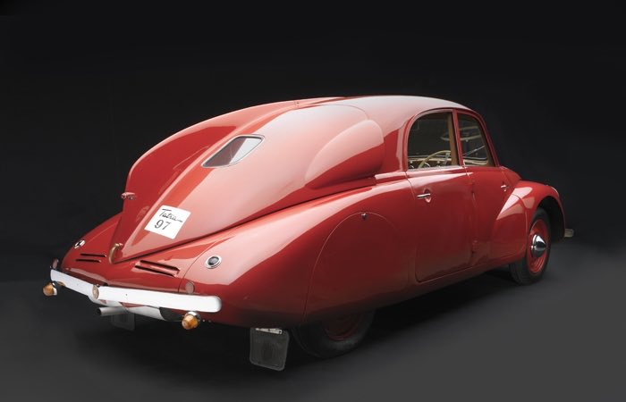 m4rtinsgarage's tweet image. ¿Sabías que hubo un coche que pudo haber cambiado la historia… pero lo taparon antes de que brillara?

Se llama Tatra T97, y es uno de esos juguetes mecánicos que todo “niño grande” debería conocer. #Hilo 🧵