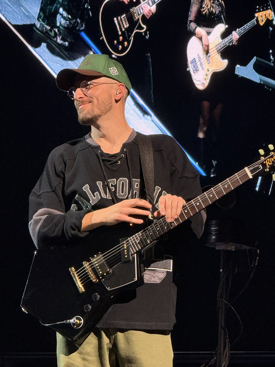 DooPenaVegasWWG's tweet image. Kendall on guitarrr