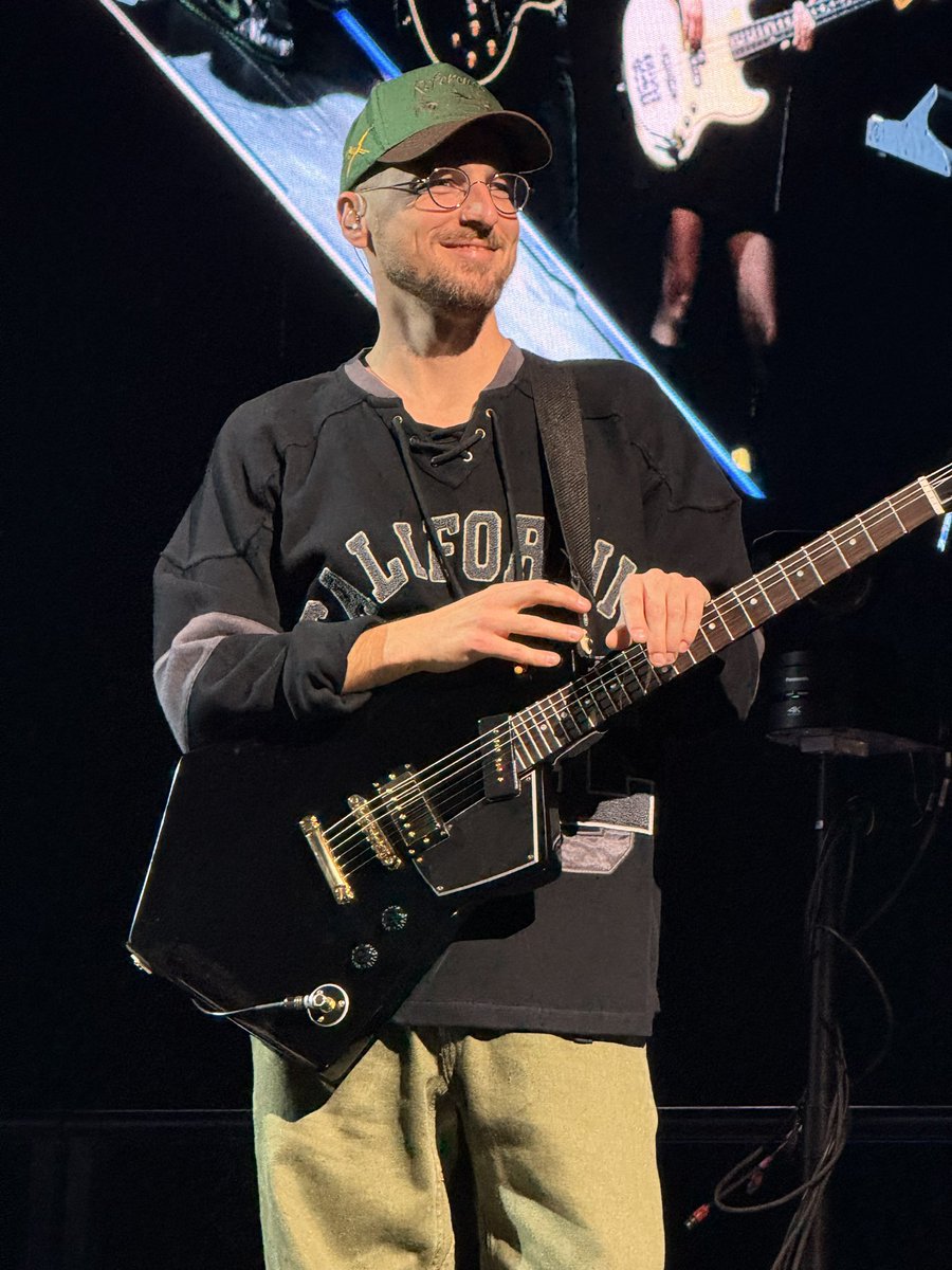 DooPenaVegasWWG's tweet image. Kendall on guitarrr