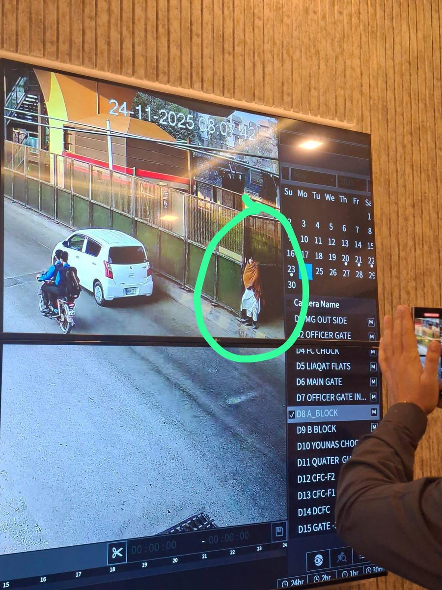 DaleelDigital's tweet image. 🚨⚡#BREAKING

CCTV Forages of the Frontier Constabulary attacker.

#Peshawar #FC #Blast #CCTV  #daleeldigital