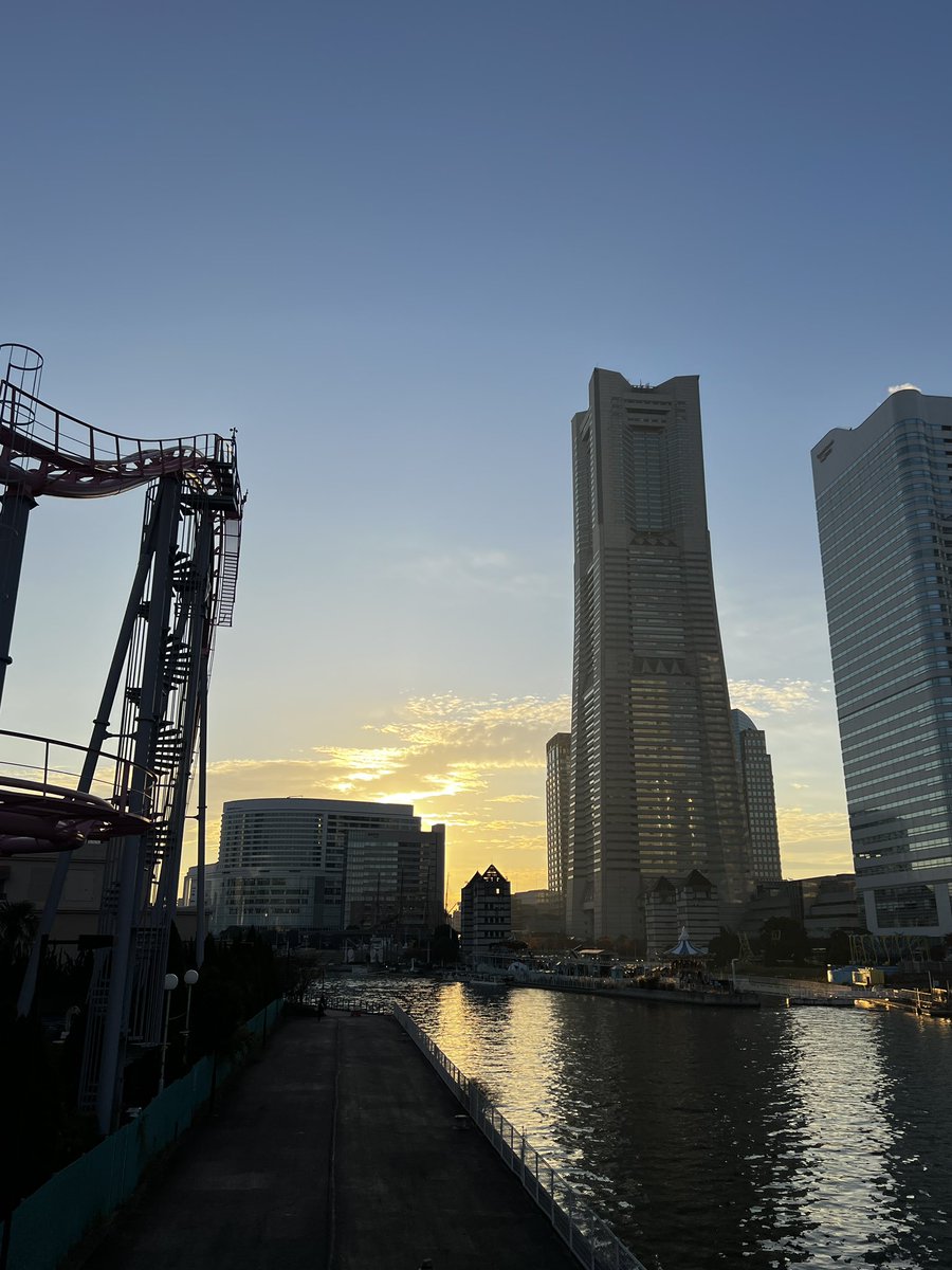 みなとみらいの美しいサンセットタイム🌇
TJOさんこのあと19:00から登場！
Wuki set.楽しみです🎧
お膝元、コスモワールドから見上げておきます笑笑
#prime847 
<a href="/PRIMETIME847/">PRIME TIME (FMヨコハマ)</a>