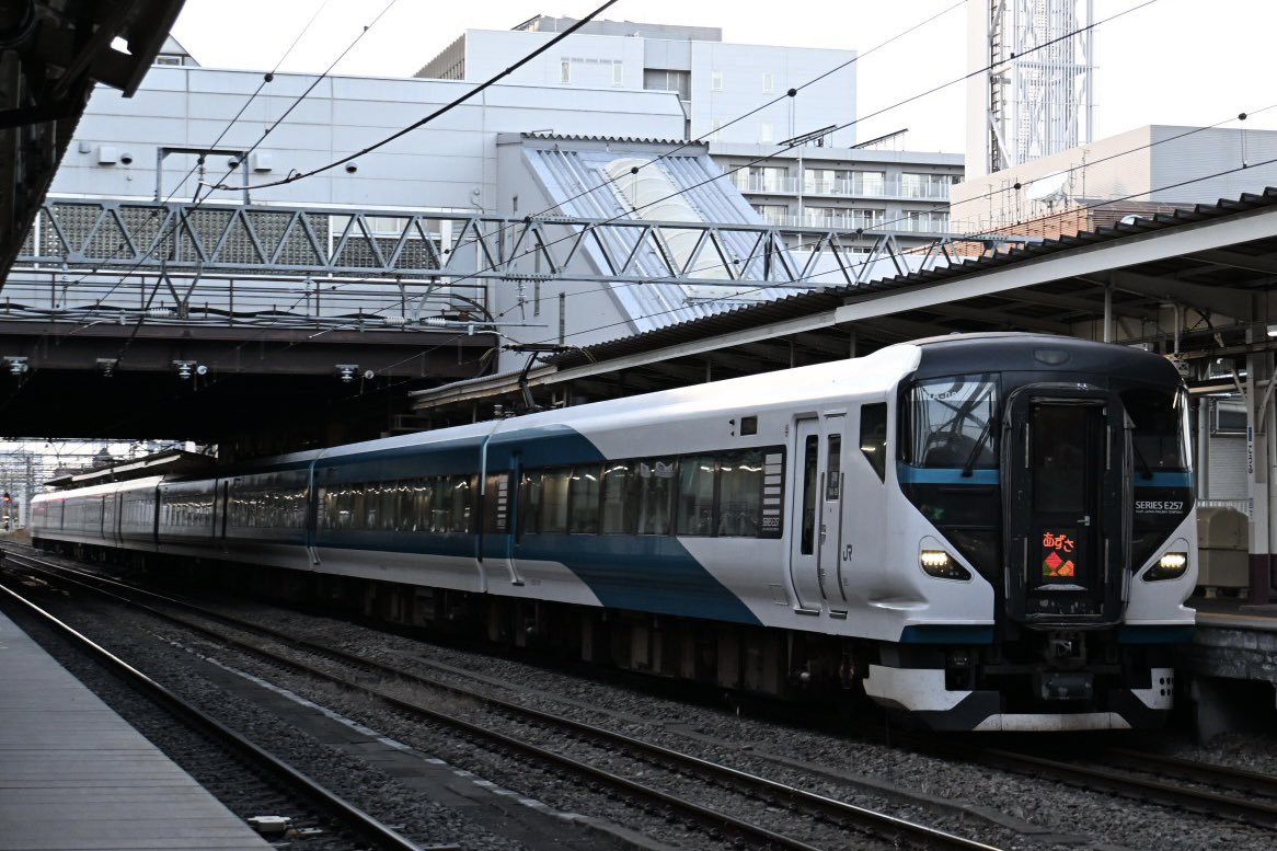 Rail710's tweet image. 2025.11.24
あずさ74号　E257系 5000番台
あずさ76号　E257系2000番台