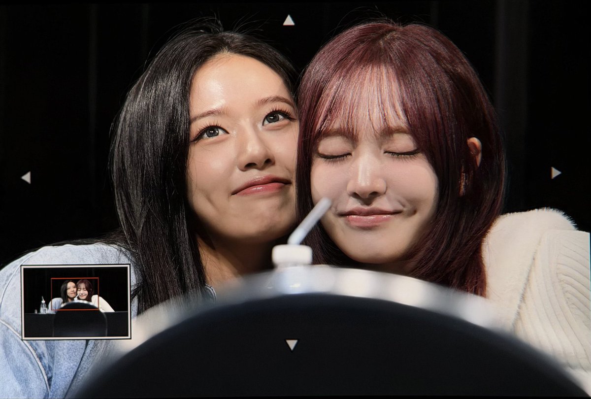 anyujinss2's tweet photo. so yujin sit in the middle of rei and liz today AND THEY ARE LOOKS SO CLINGY CUTIE PRETTY TODAY 😭 https://t.co/SSWHePYgRU