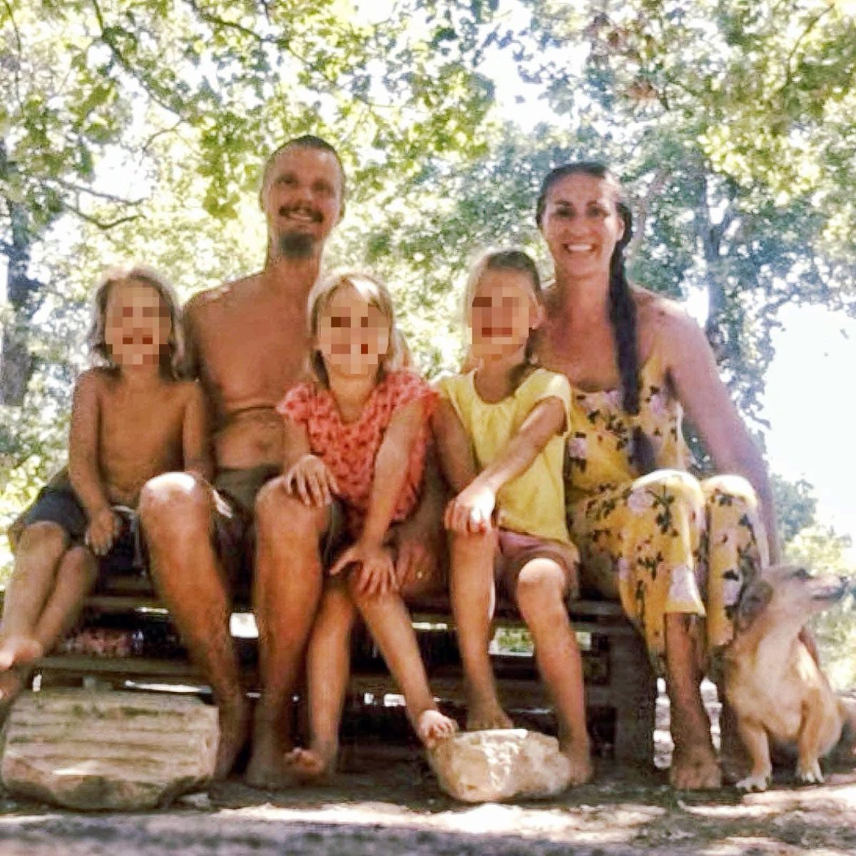 matteosalvinimi's tweet image. Vi sembrano i volti di una famiglia infelice???
Da quattro notti, da quattro lunghissime notti questi tre splendidi bambini sono stati strappati alla loro casa, ai loro lettini e ai loro giochi, agli abbracci dei genitori e all’affetto degli animali con cui sono cresciuti. Anche…