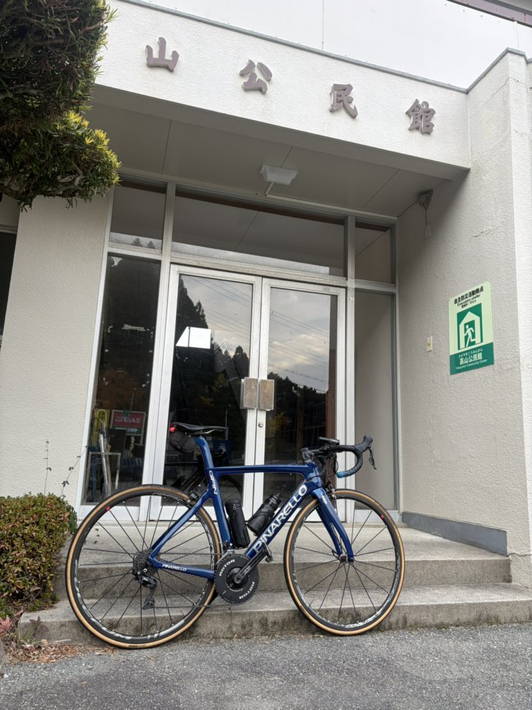 y30c's tweet image. セルフ散歩に勝尾寺行ったら車ダダ込みで高山公民館🍁