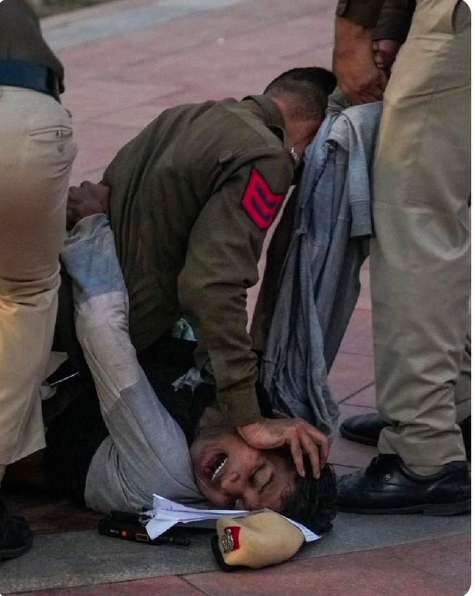 ManishAzad92923's tweet image. Yesterday at the protest by young people at the India Gate against pollution in Delhi. The police did this. 

He is Akshay. They arrested 11 students including 11 girls. All night they were kept at two police stations.