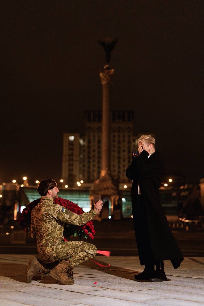 Мене найприємніше здивувала майстерність фотографа на фото. Це талант!
Візьмеш кадр трішки лівіше - видно Інститутську, де вбили Небесну сотню. Візьмеш трішки правіше - буде меморіал тисячам загиблих військових.