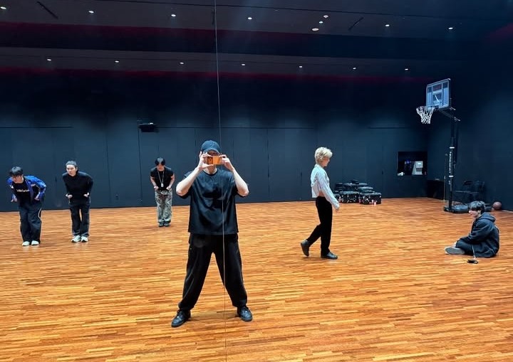 usermsrightiee's tweet image. The sky just turned purple, my ex apologized, my toilet started flushing money, a bee saluted me, got back my mental sanity and my neighbor keeping her mistake pregnancy bec of this photo the fabric of my reality is glitching in gratitude